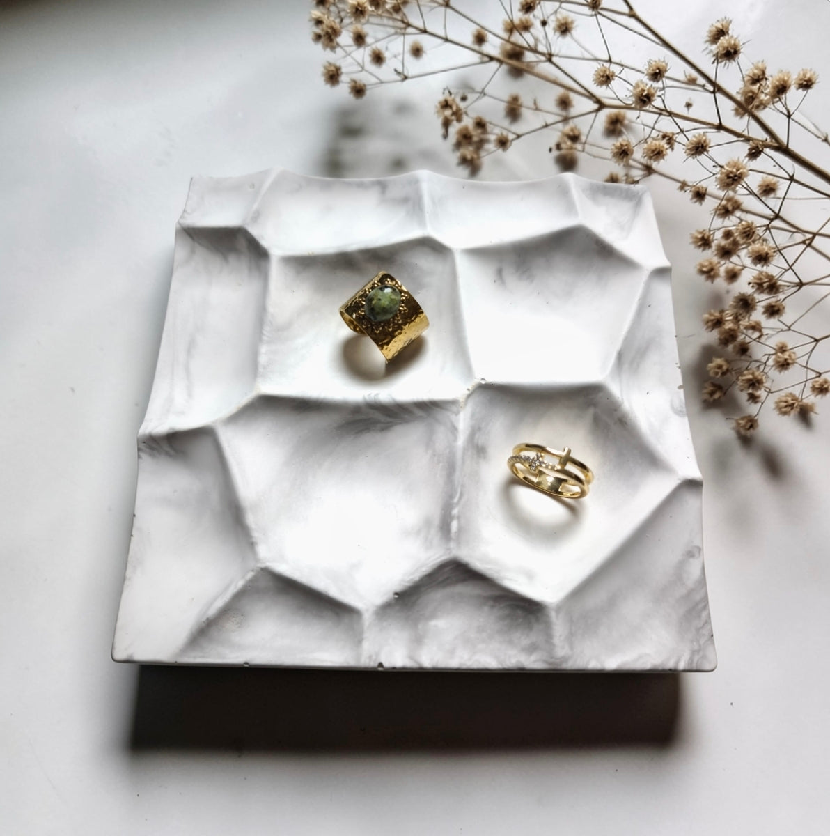 Plateau facette marbré blanc et gris en Jesmonite – Home by maletim